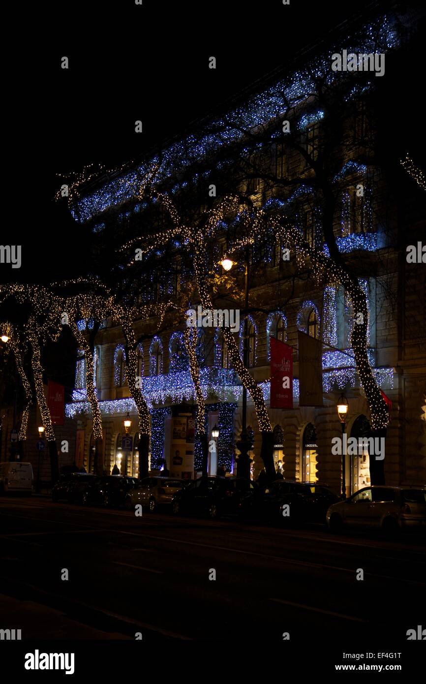 Les lumières de Noël sur l'avenue Andrássy útca arbres, Budapest, Hongrie Banque D'Images