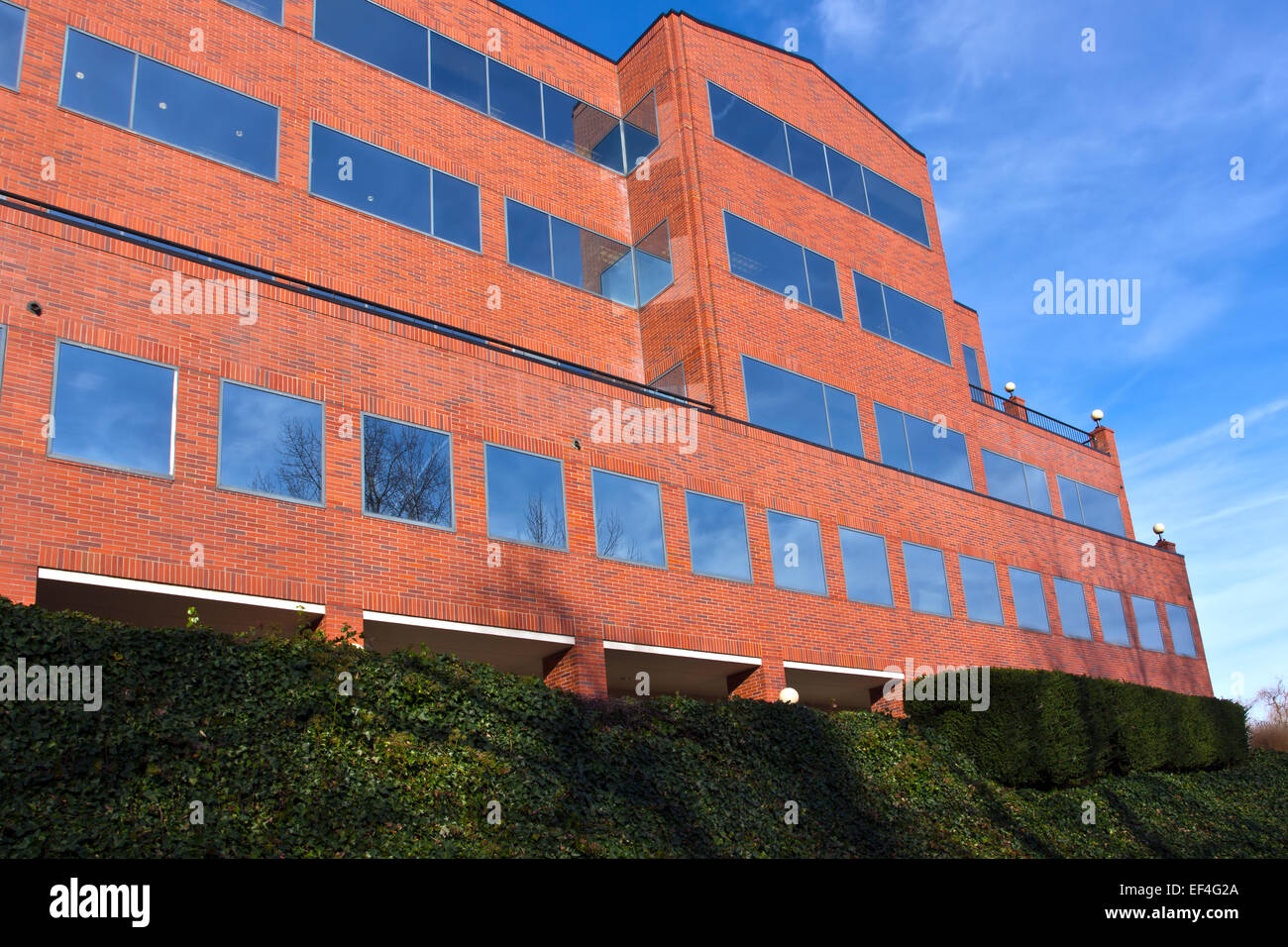 La brique rouge et l'immeuble de bureaux en verre de Portland (Oregon). Banque D'Images