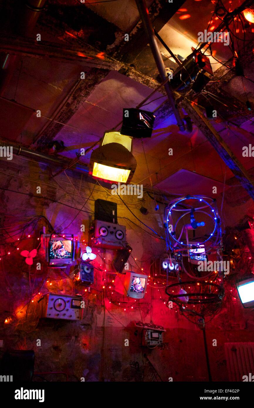 Un Moody, ruine l'atmosphère Bar (Jardin des Simples) à Budapest. Ruine des Bars bars ou cafés temporaires mis en place dans les bâtiments vides Banque D'Images