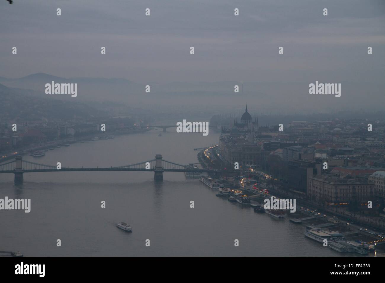 Vue aérienne de Budapest et le Danube sur une soirée d'hiver brumeux. Prises à partir de la colline de Gellért Banque D'Images