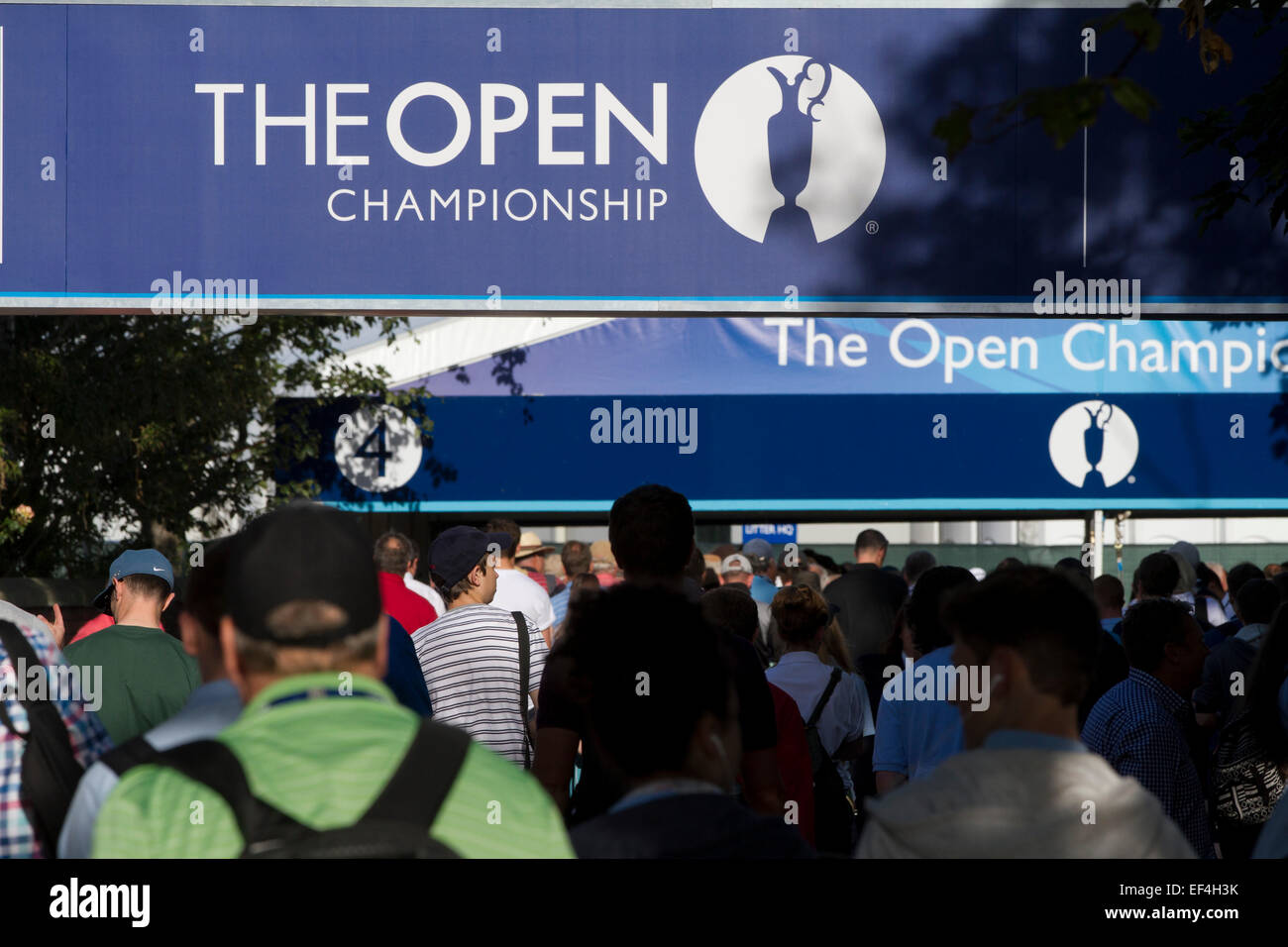 Les spectateurs faire leur chemin vers l'entrée de l'Royal Liverpool Golf Club à Hoylake, Wirral. Banque D'Images