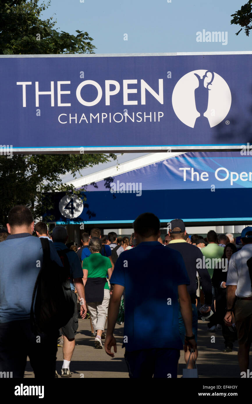 Les spectateurs faire leur chemin vers l'entrée de l'Royal Liverpool Golf Club à Hoylake, Wirral. Banque D'Images