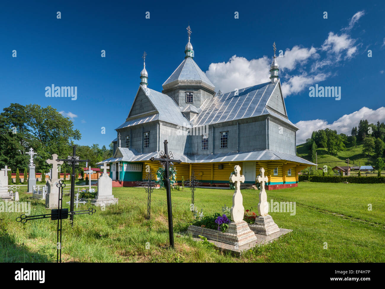 Eglise grecque-catholique en village de Iltsi près de Verkhovyna, Carpates, Région Hutsul, Pokuttya, Prykarpattia, Ukraine Banque D'Images