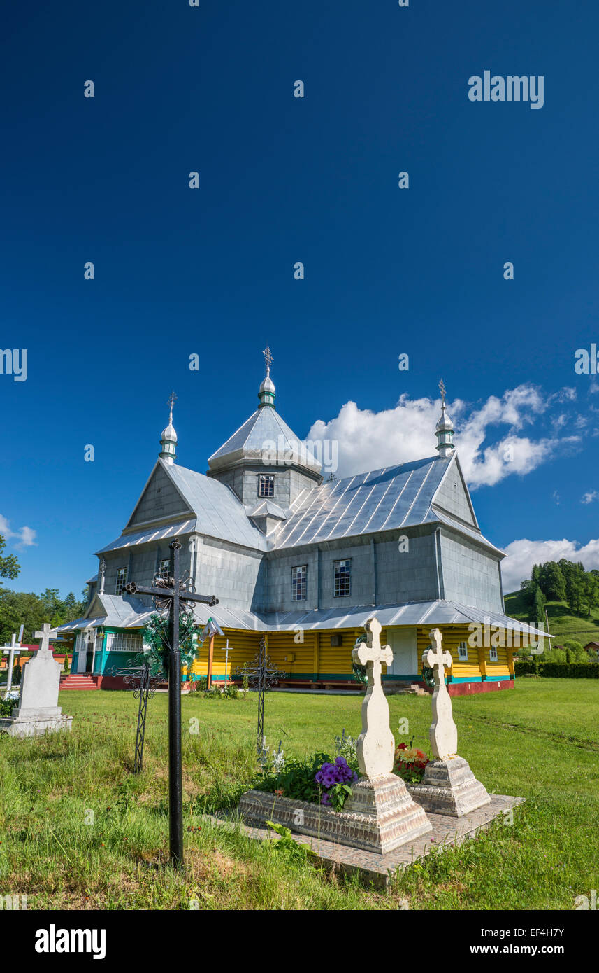 Eglise grecque-catholique en village de Iltsi près de Verkhovyna, Carpates, Région Hutsul, Pokuttya, Prykarpattia, Ukraine Banque D'Images