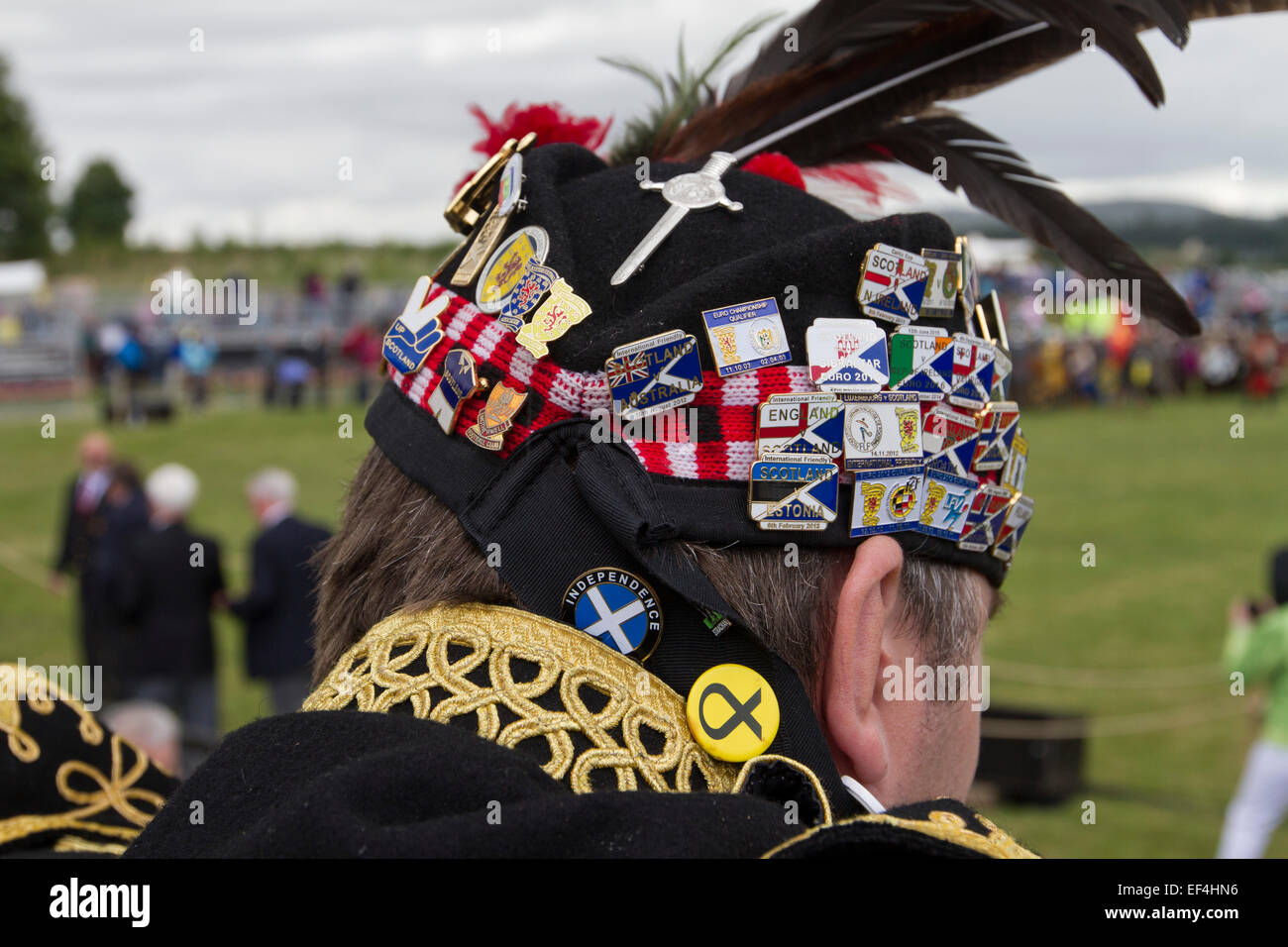 Un homme avec des badges nationaliste écossais sur son chapeau regarde les événements de Bannockburn, Vivre à Bannockburn, Stirlingshire. Banque D'Images