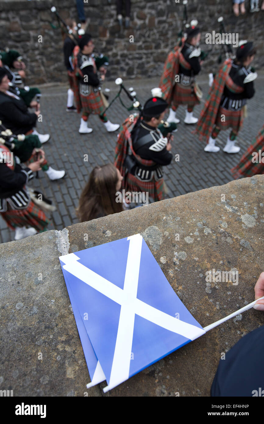 Un sautoir écossais allongé sur un mur comme un pipe band écossais traditionnel passé lors des marches, un Stirling Pipefest organisé par Banque D'Images