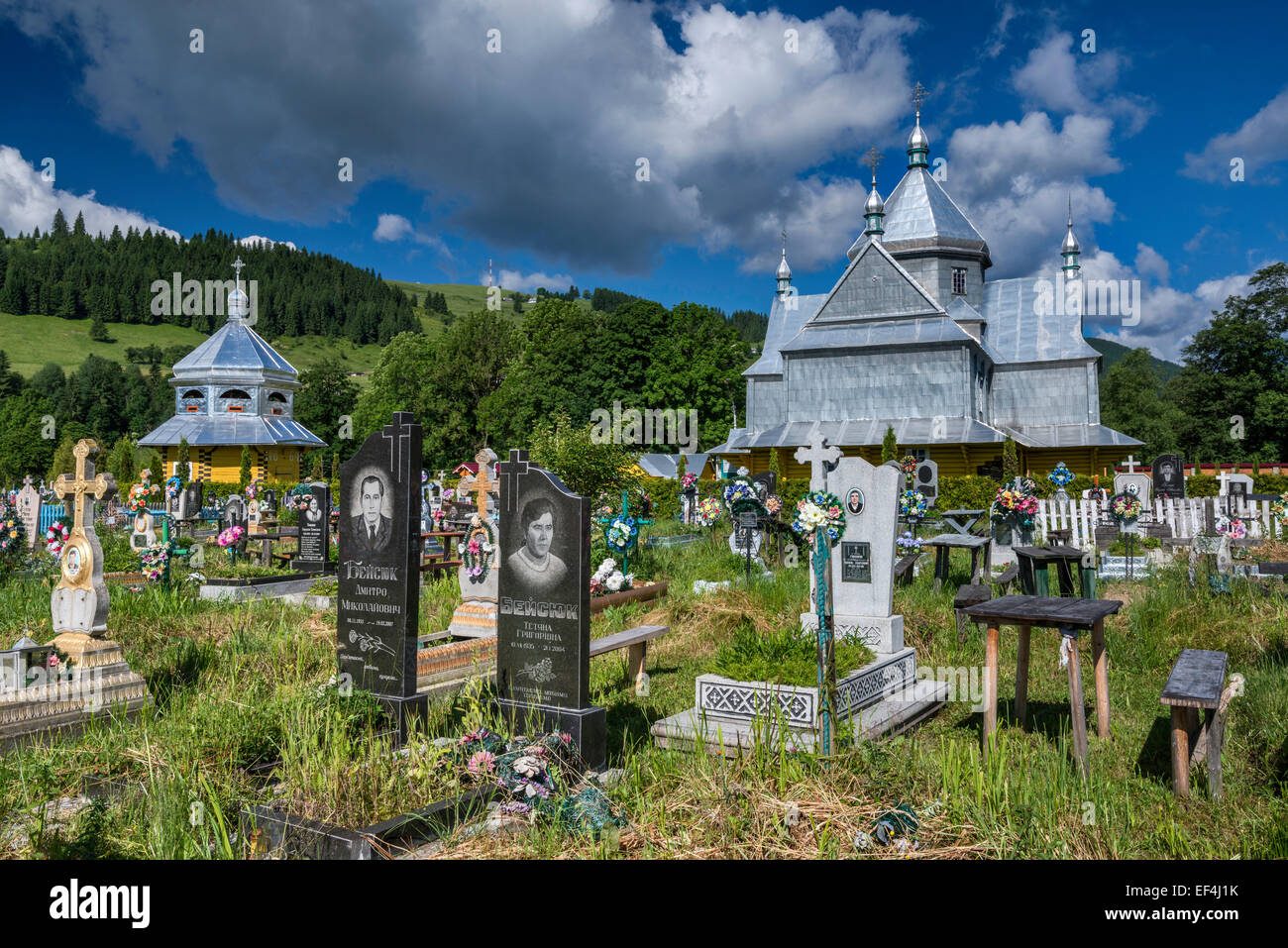 Au cimetière Eglise grecque-catholique en village de Iltsi près de Verkhovyna, Région Hutsul, Pokuttya, Prykarpattia Région, l'Ukraine Banque D'Images