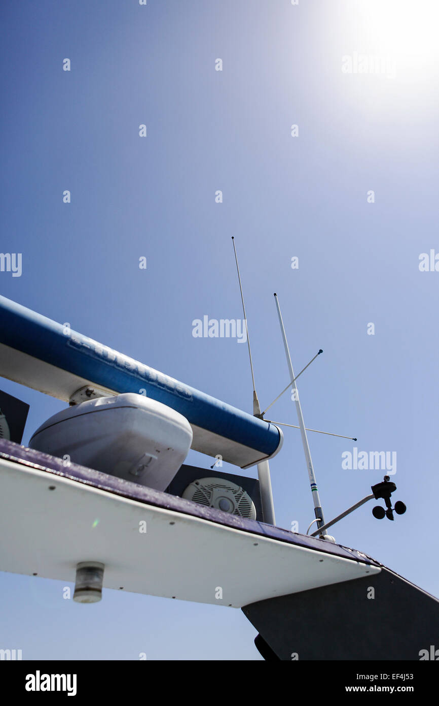 La plate-forme de communications à bord d'une embarcation de loisirs contre un ciel bleu et soleil lumineux éclairé haut à droite de l'image. Banque D'Images
