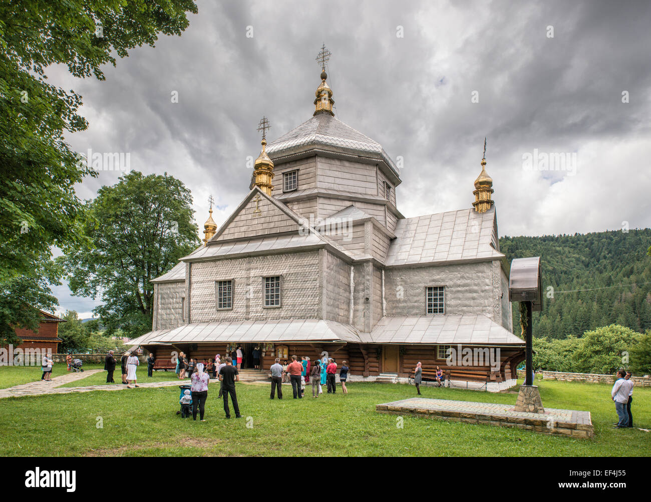 Fidèles à l'Eglise grecque-catholique de la Sainte Trinité, en Flotskoye, près de Yaremtche, Région Hutsul, Pokuttya, Prykarpattia, Ukraine Banque D'Images