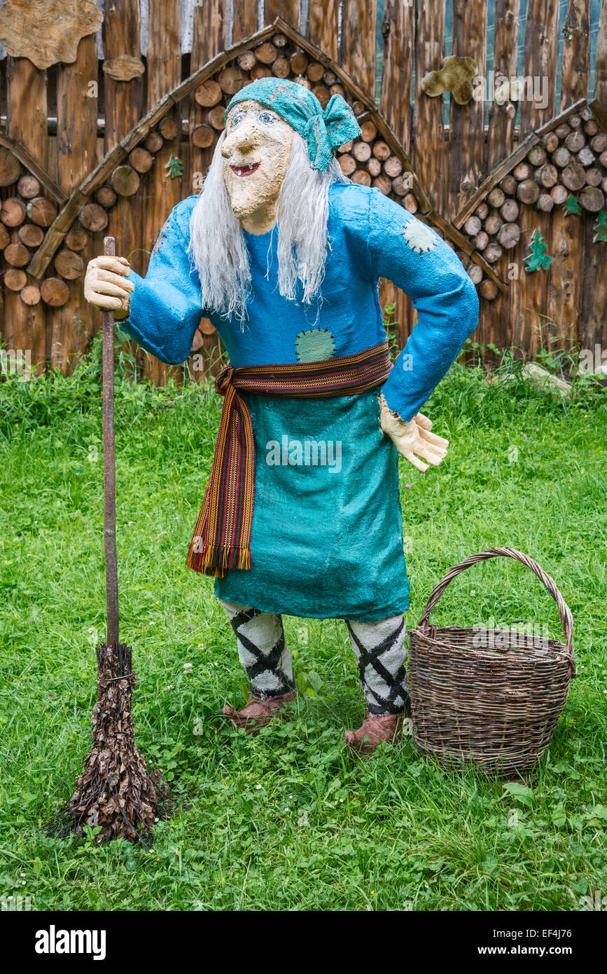 Baba Yaga sculpture en bois dans le village de Kryvorivnia, Carpates, Région Hutsul, Pokuttya, Prykarpattia, Ukraine Banque D'Images