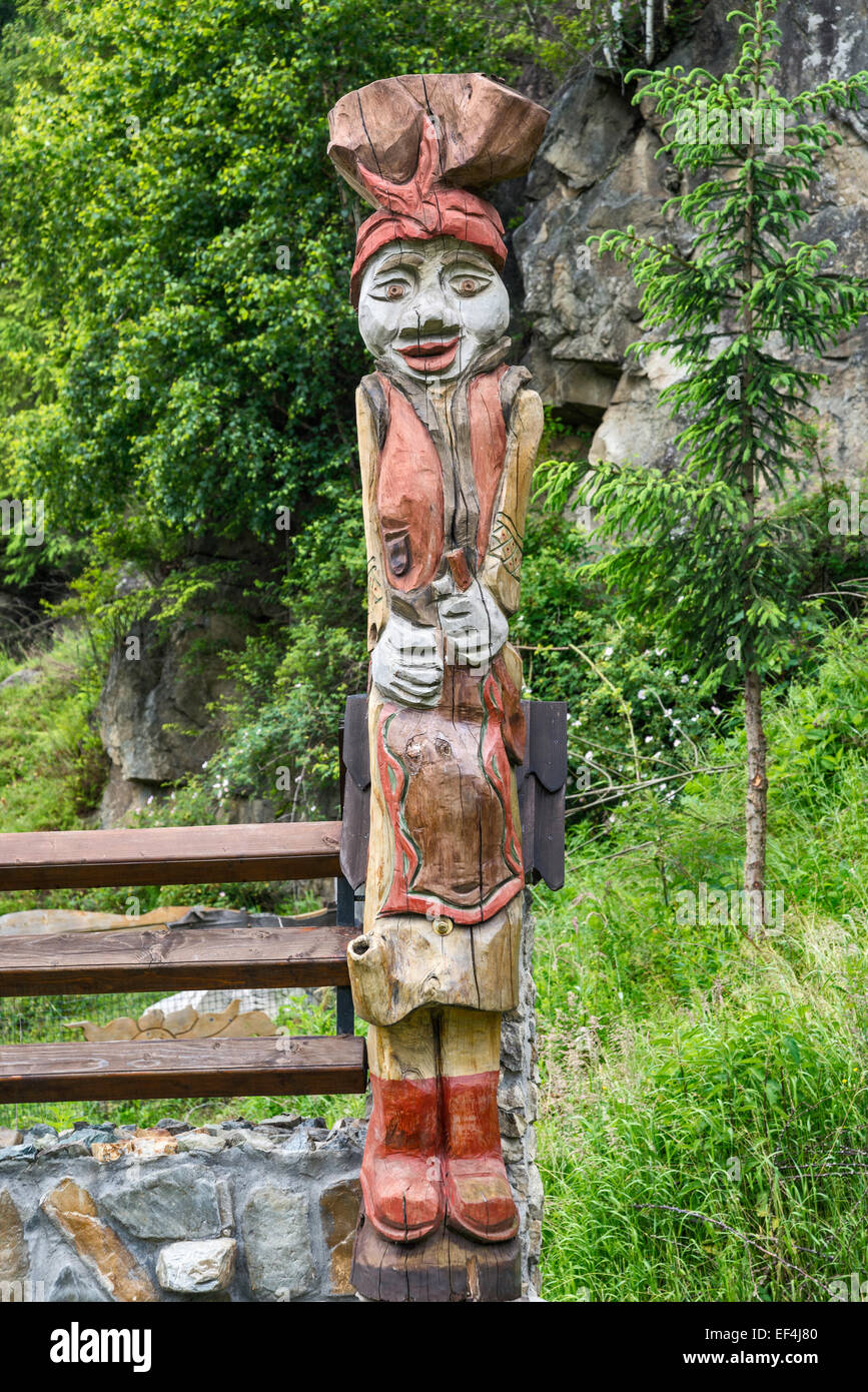 Folklorique Hutsul sculpture en bois dans le village de Kryvorivnia, Carpates, Région Hutsul, Pokuttya, Prykarpattia, Ukraine Banque D'Images