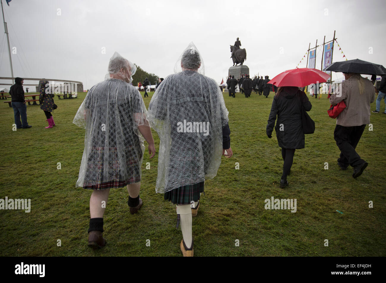 Deux hommes vêtus de kilts et ponchos de pluie lors d'événements à Bannockburn, Vivre à Bannockburn, Stirlingshire. Banque D'Images