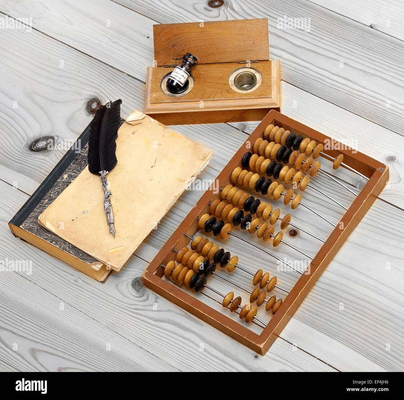 Comptabilité abacus vintage en bois pot d'encre crayon bureau livre Banque D'Images