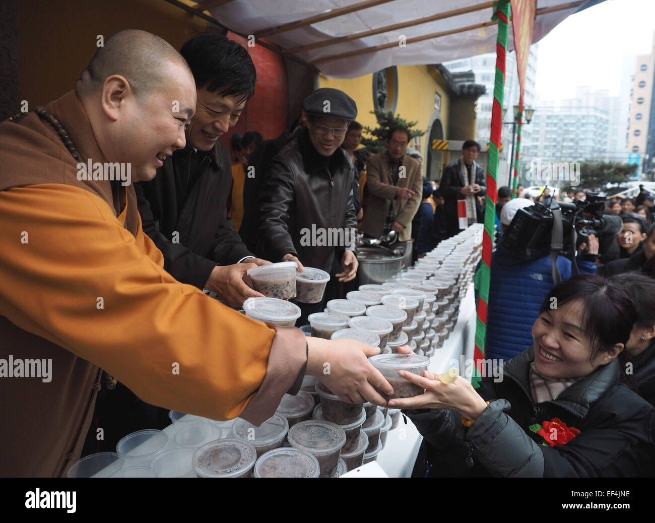 (150127) -- SHANGHAI, 27 janvier 2015 (Xinhua) Laba congee est distribué aux personnes à un temple bouddhiste à Shanghai, la Chine orientale, le 27 janvier, 2015. Laba, un festival traditionnel chinois célébré le 8e jour du 12e mois lunaire, est tombé le 27 janvier cette année. C'est une tradition de manger Laba congee pour marquer le festival, et c'est aussi une tradition de quelques temples et des organismes sans but lucratif pour distribuer le congee gratuitement sur cette journée. (Xinhua/Ren Long) (hcx) Banque D'Images