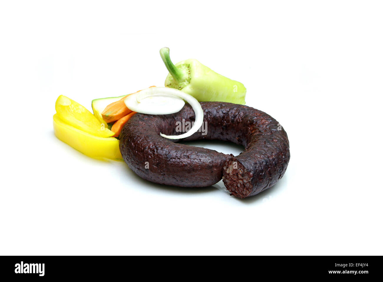 Boudin noir avec des légumes sur fond blanc Banque D'Images