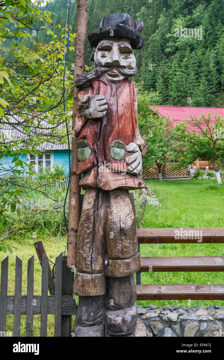Folklorique Hutsul sculpture en bois dans le village de Kryvorivnia, Carpates, Région Hutsul, Pokuttya, Prykarpattia, Ukraine Banque D'Images