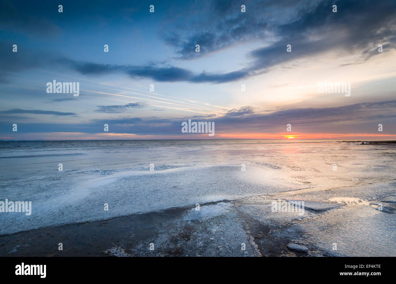 Coucher du soleil à la mer gelée Banque D'Images
