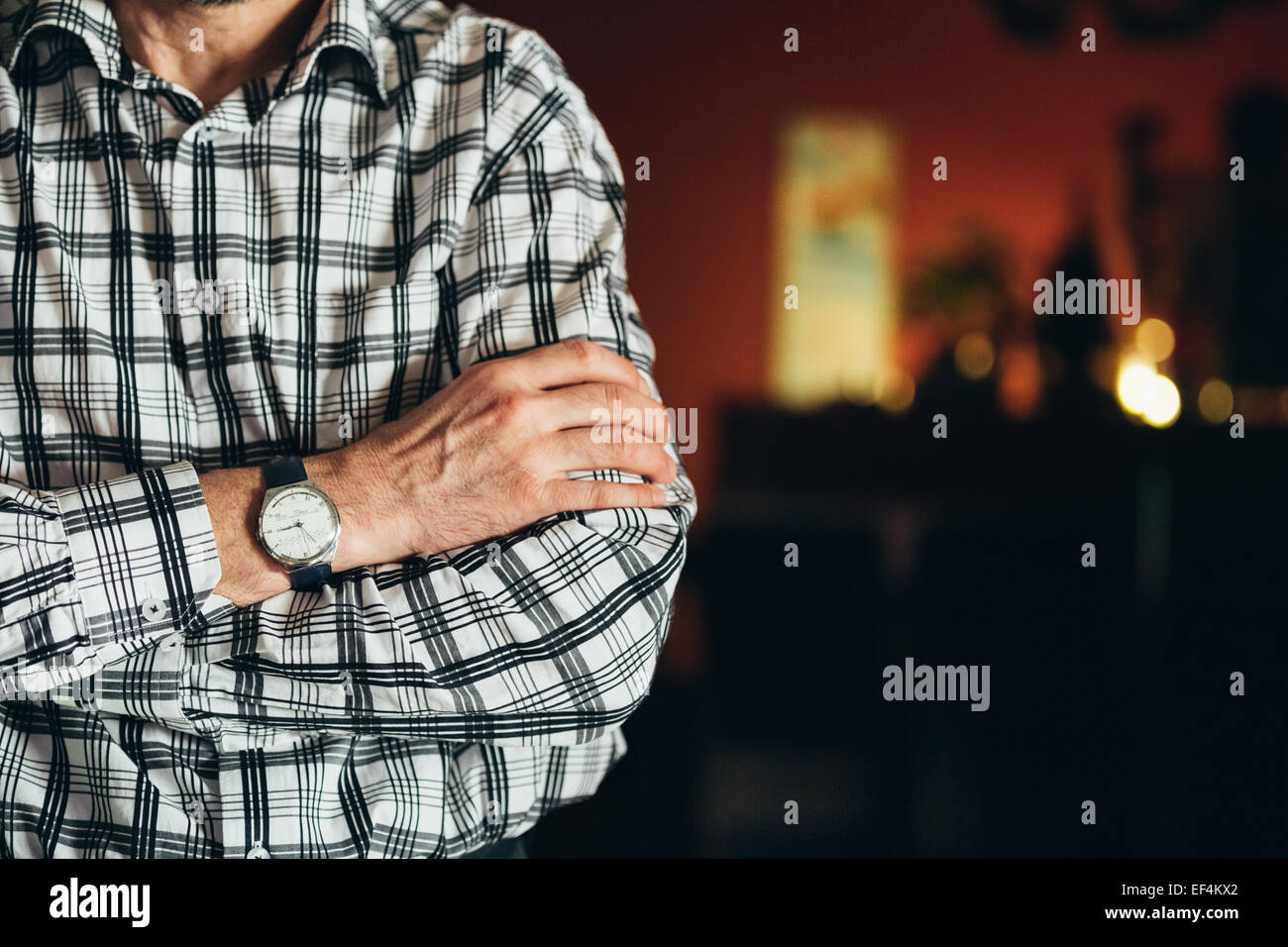 Close Up Vintage Old Watch sur l'homme de main. Les hommes portent en chemise rayée Banque D'Images