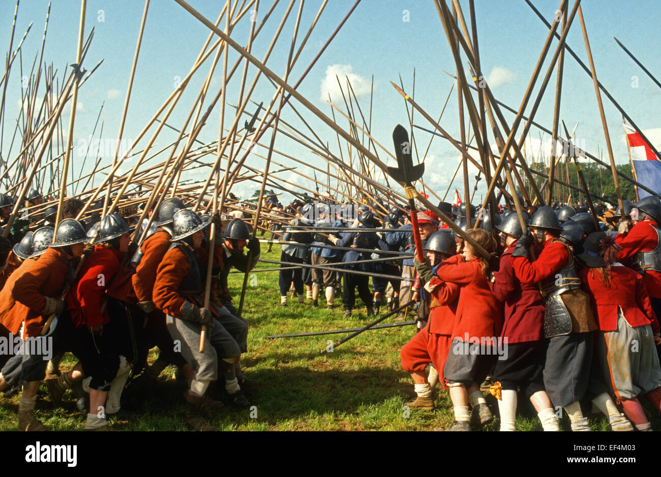 Guerre civile anglaise piquiers au cours d'une de la société re-enactment, Somerset, UK Banque D'Images