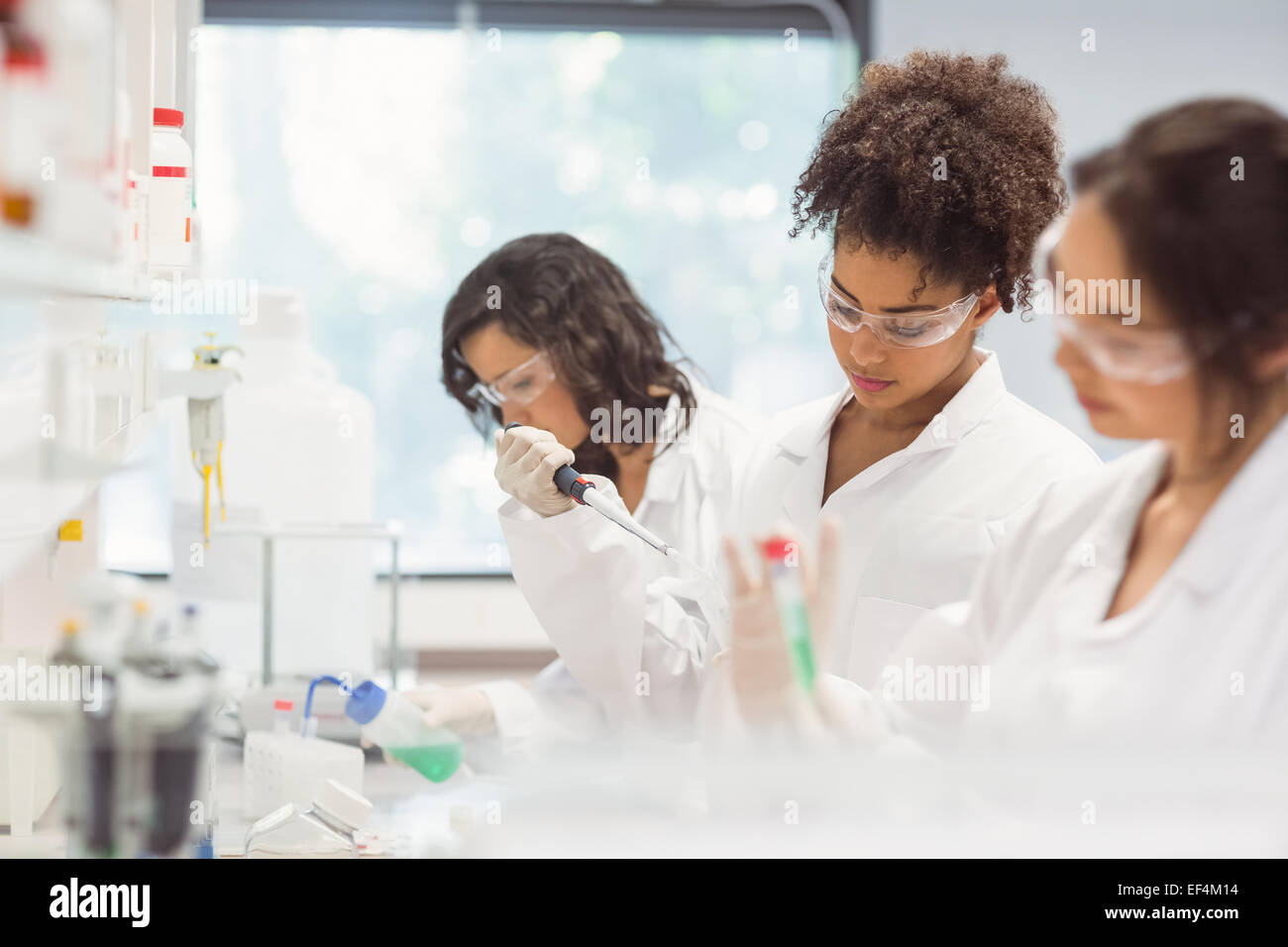 Les étudiants en science au travail dans un laboratoire Banque D'Images