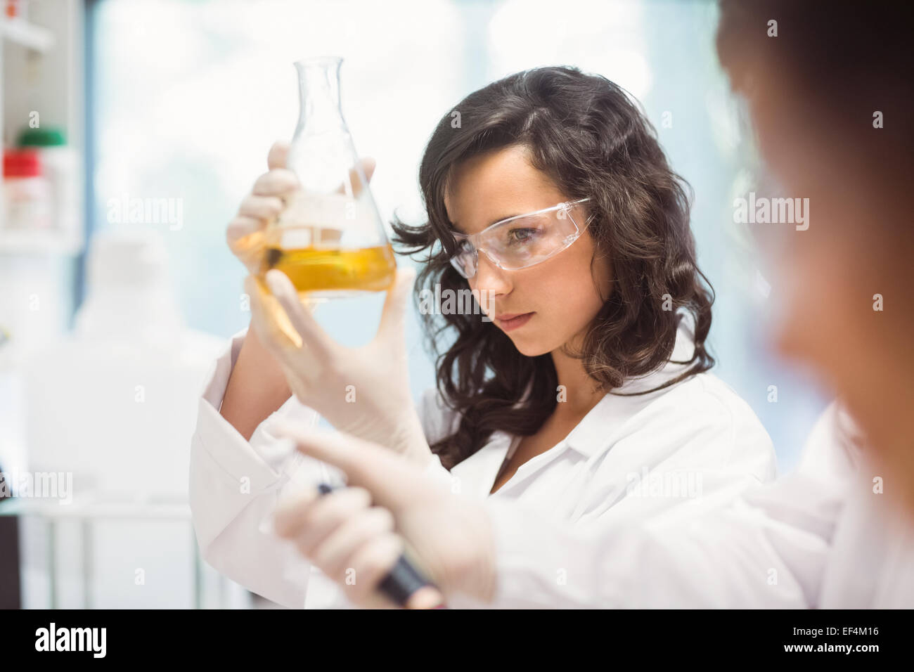 Les étudiants en science au travail dans un laboratoire Banque D'Images