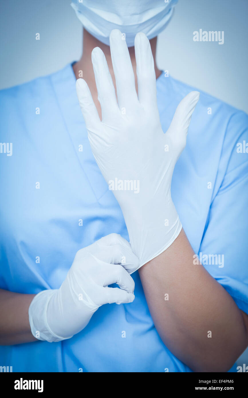 Le port de gants chirurgicaux masculins Photo Stock - Alamy