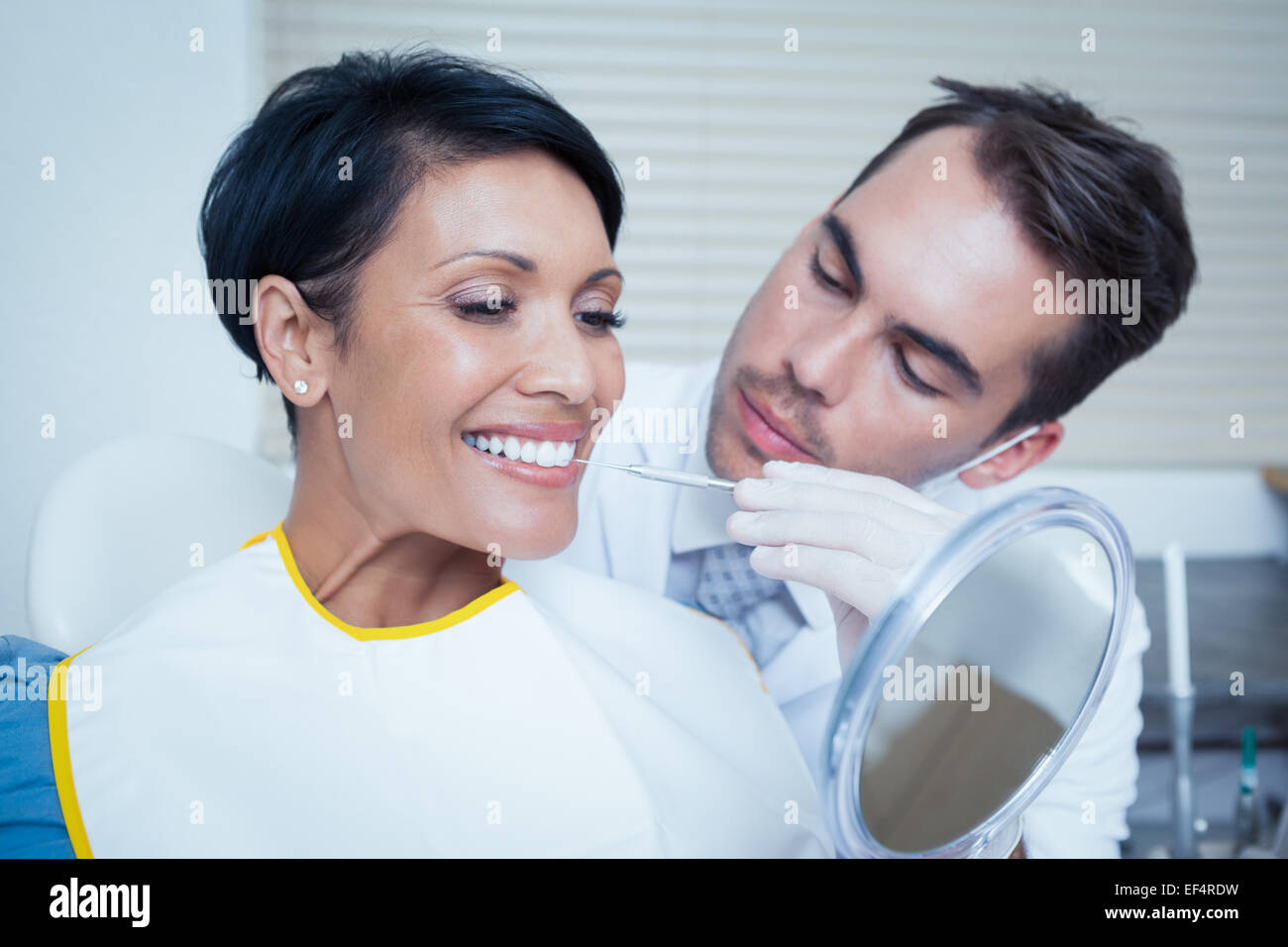 Male dentist examinant les dents de womans Banque D'Images