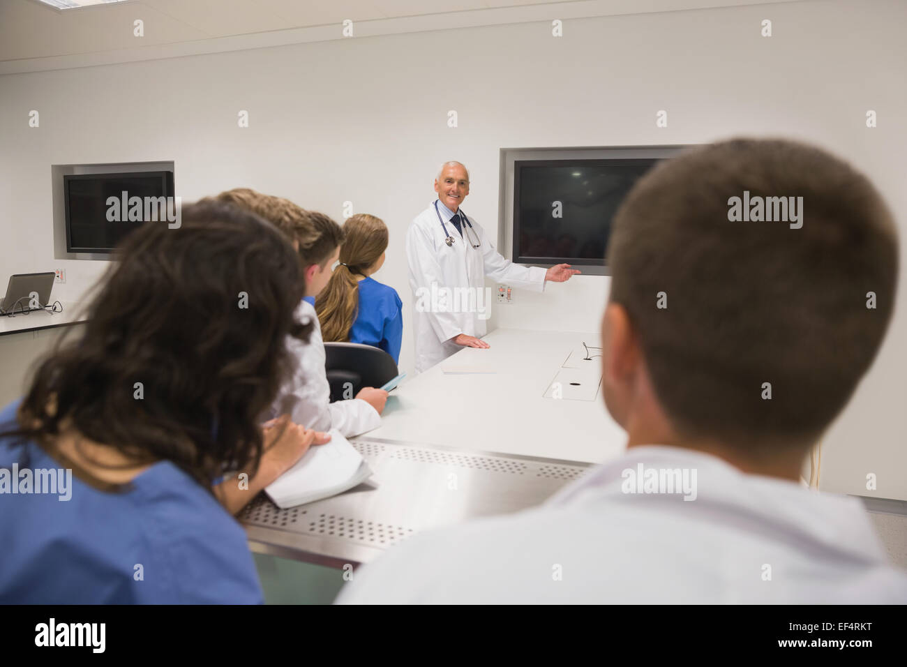 Que le professeur de l'enseignement aux jeunes élèves Banque D'Images