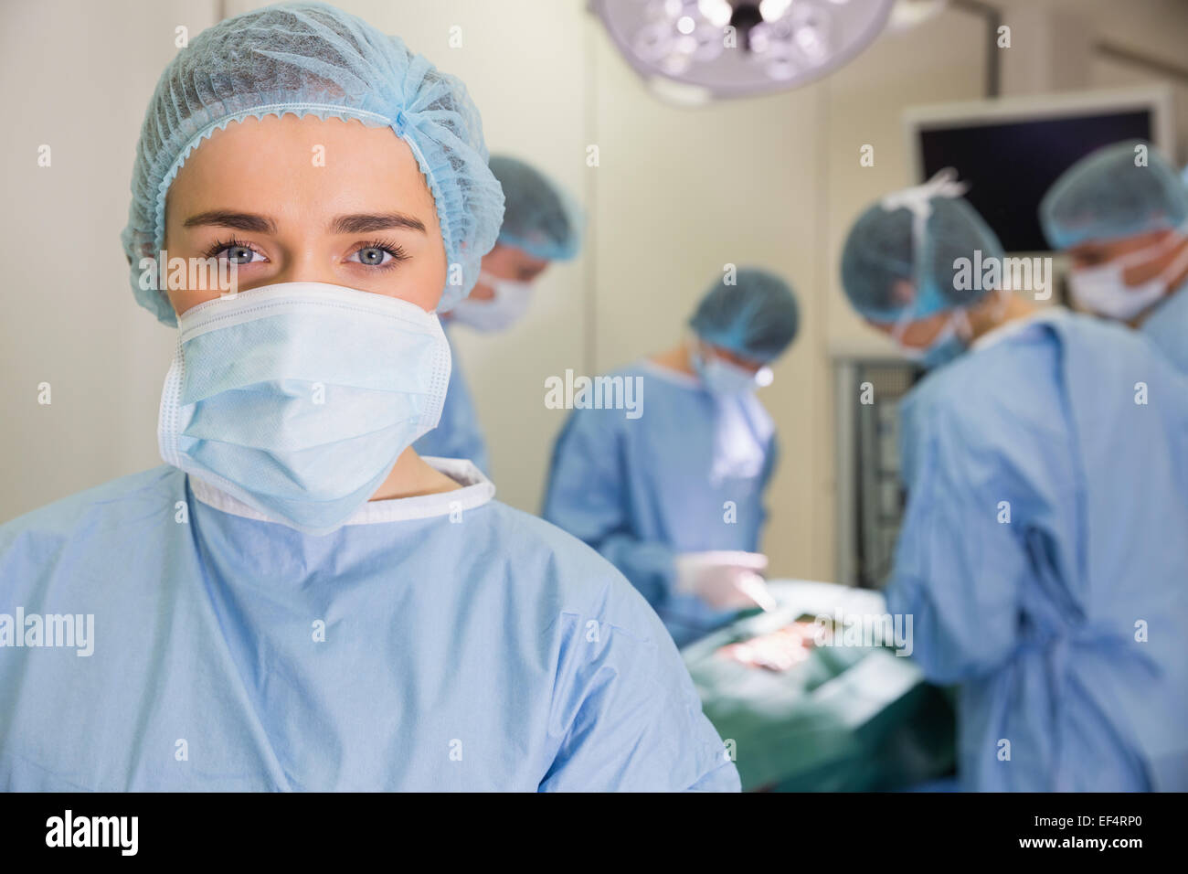 Les étudiants en médecine chirurgie pratique sur le modèle Banque D'Images