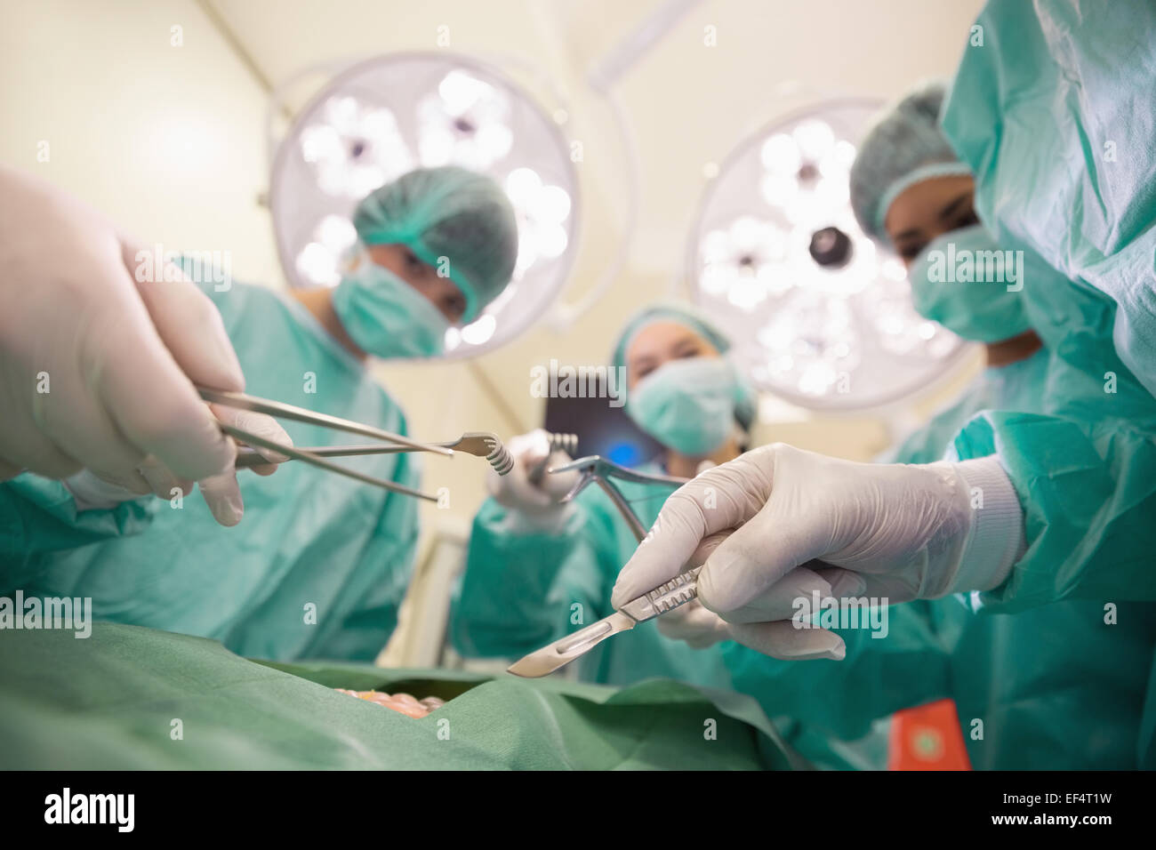 Les étudiants en médecine chirurgie pratique sur le modèle Banque D'Images
