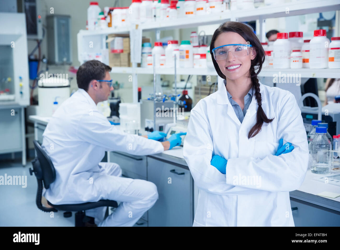 Portrait of a smiling chemist with arms crossed Banque D'Images