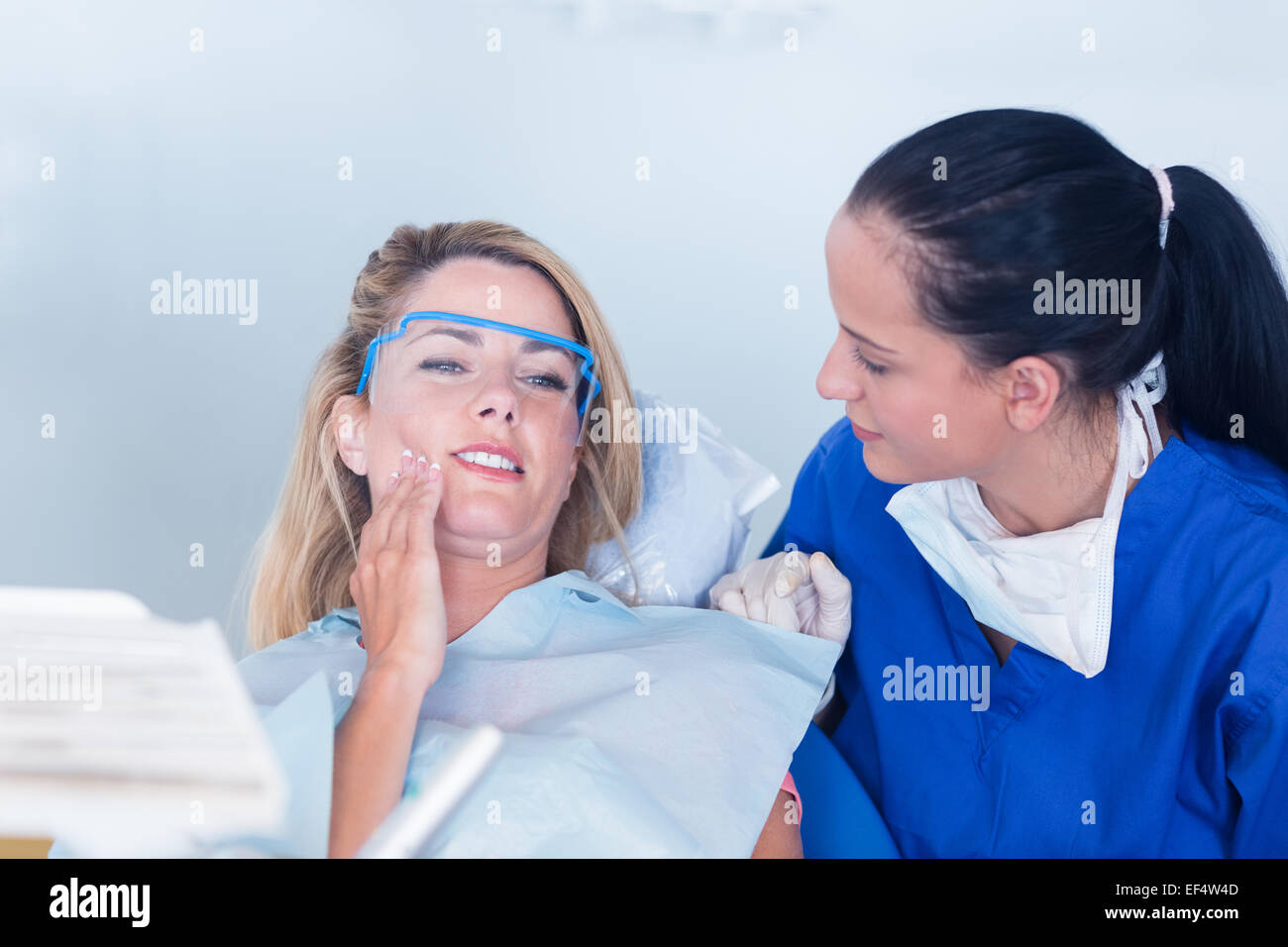 Dentiste parlant avec le patient à propos de dents Banque D'Images