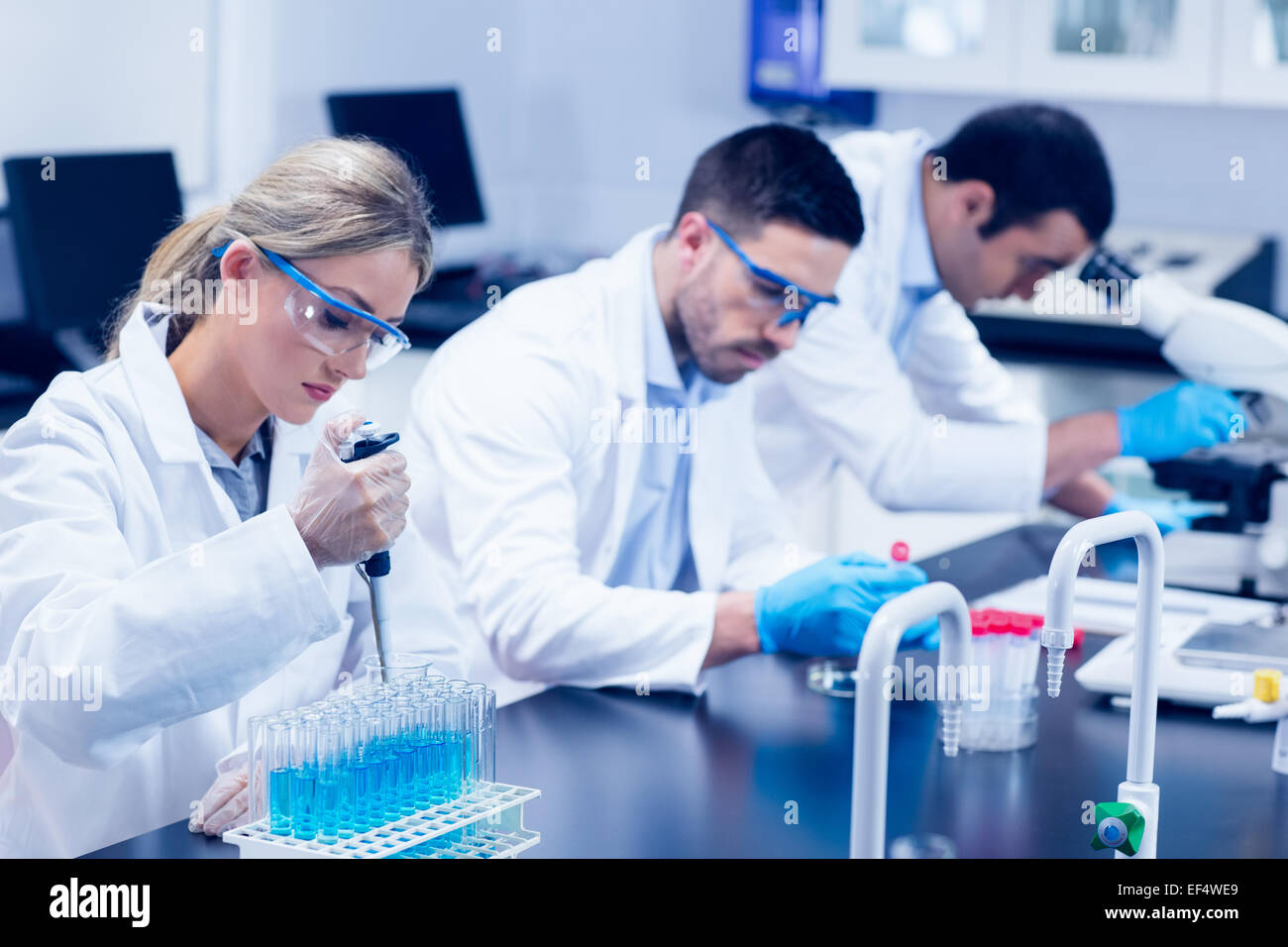 Les étudiants en science de l'utilisation de produits chimiques au laboratoire Banque D'Images