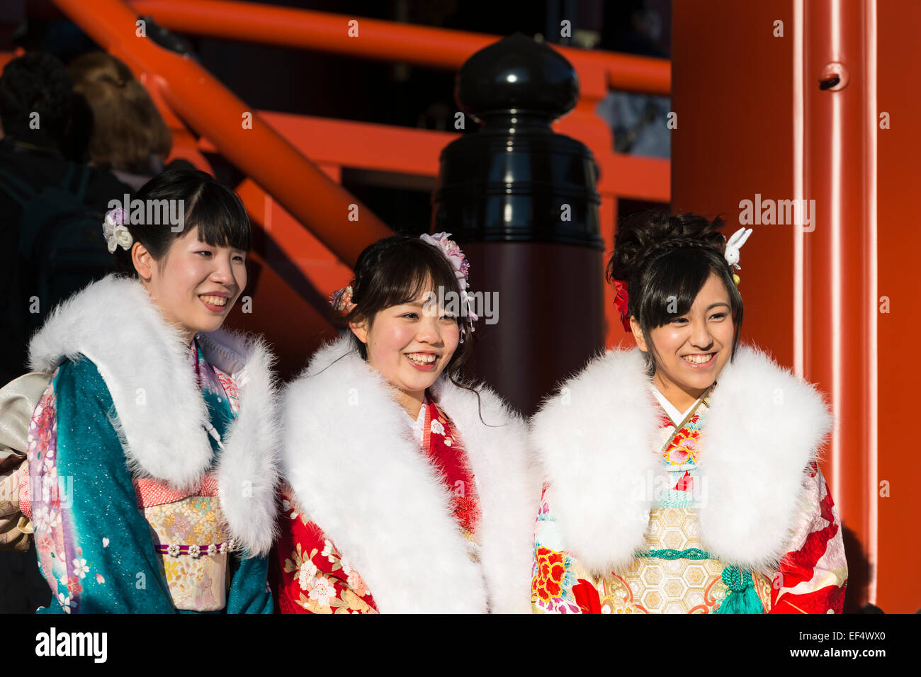 Trois jeunes femmes en kimono à l'arrivée de l'âge journée au Temple Asakusa Kannon, Tokyo, Japon Banque D'Images