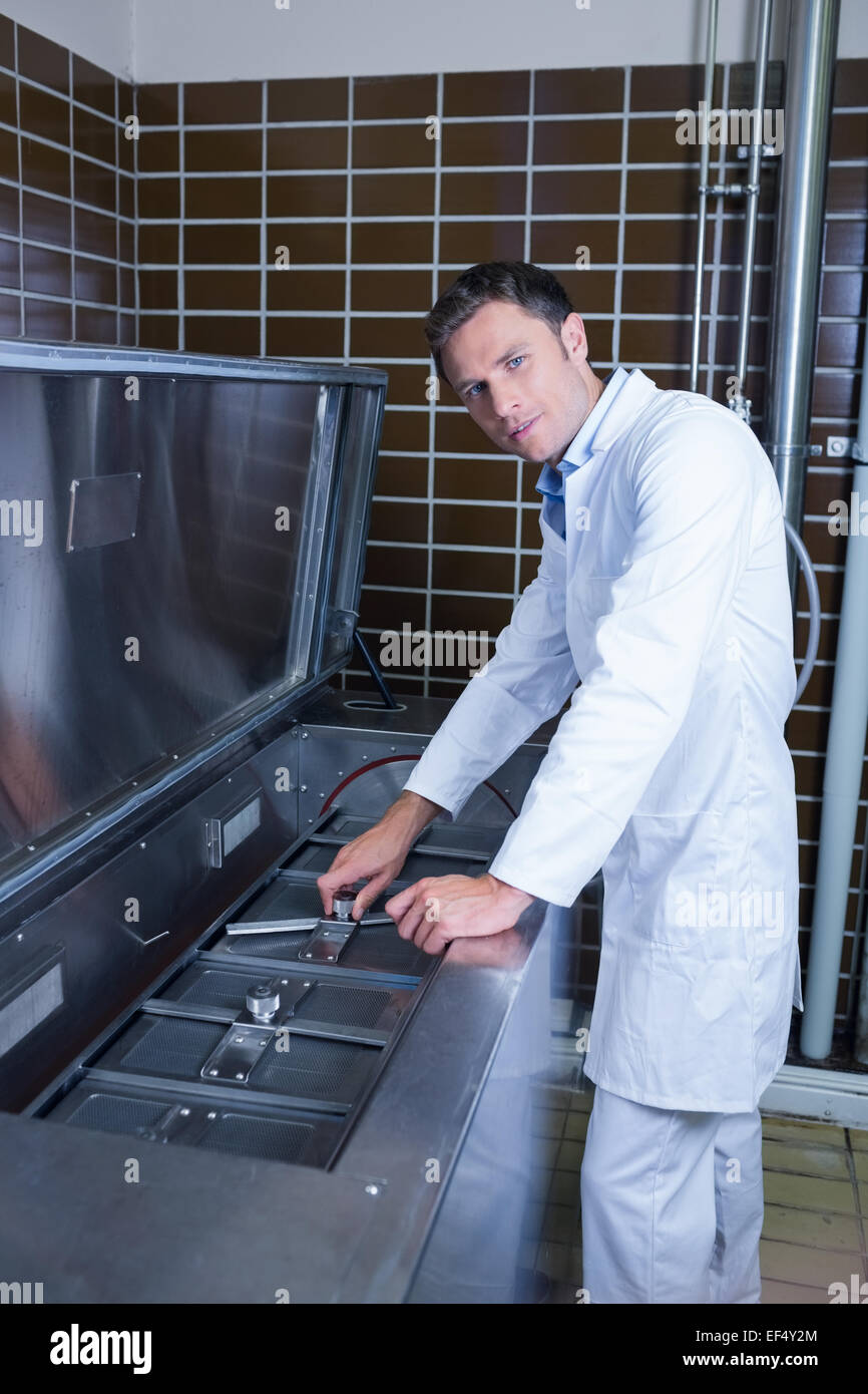 Smiling brewer travaillant à linge Banque D'Images