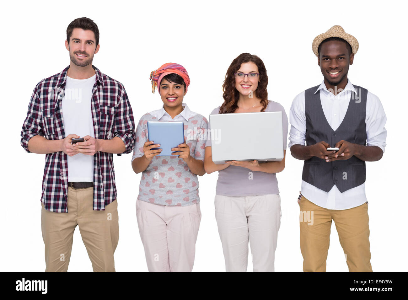 Smiling collaborateurs avec pose de la technologie Banque D'Images