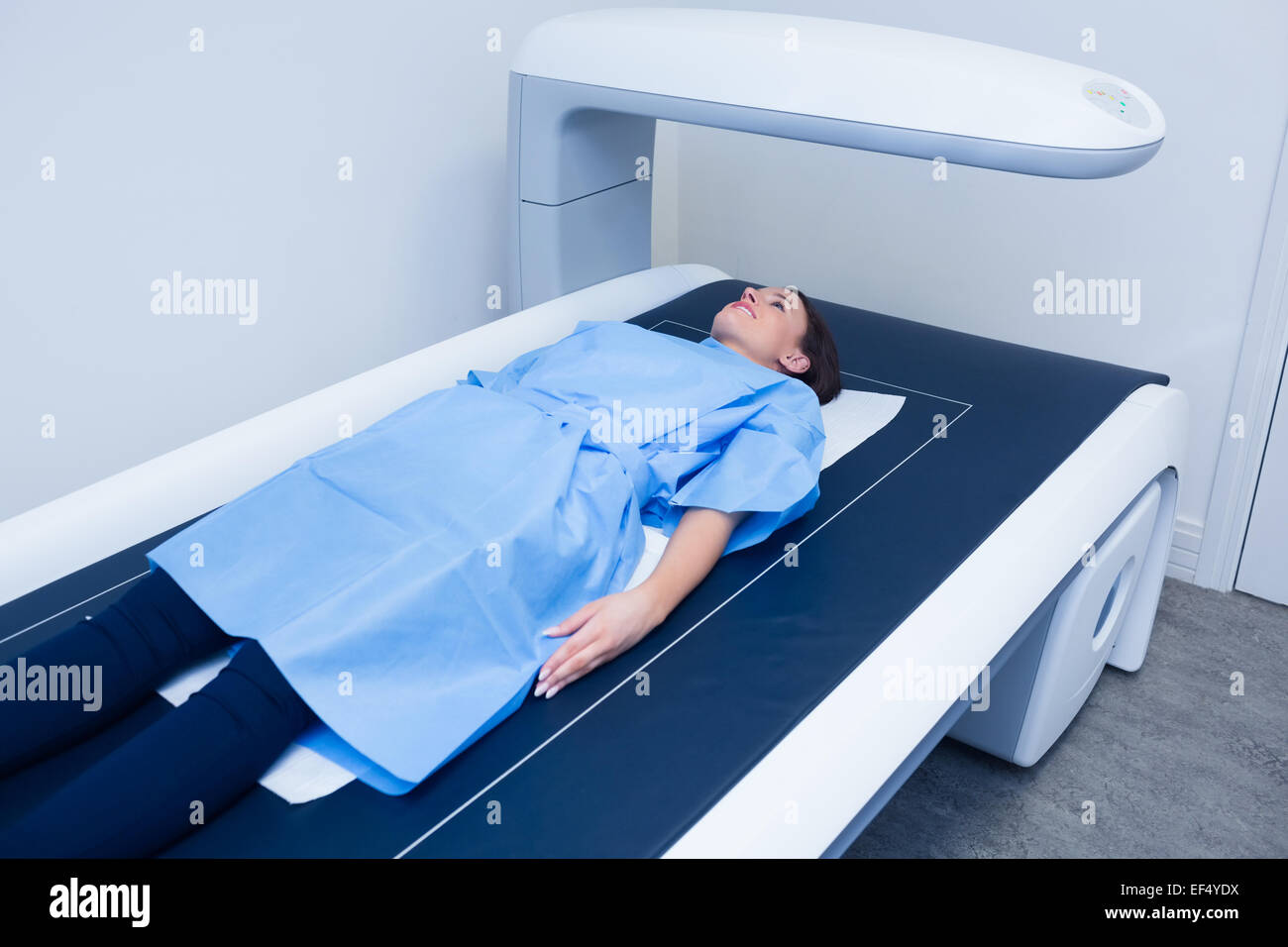 Femme malade allongé sur une machine à rayons x Banque D'Images