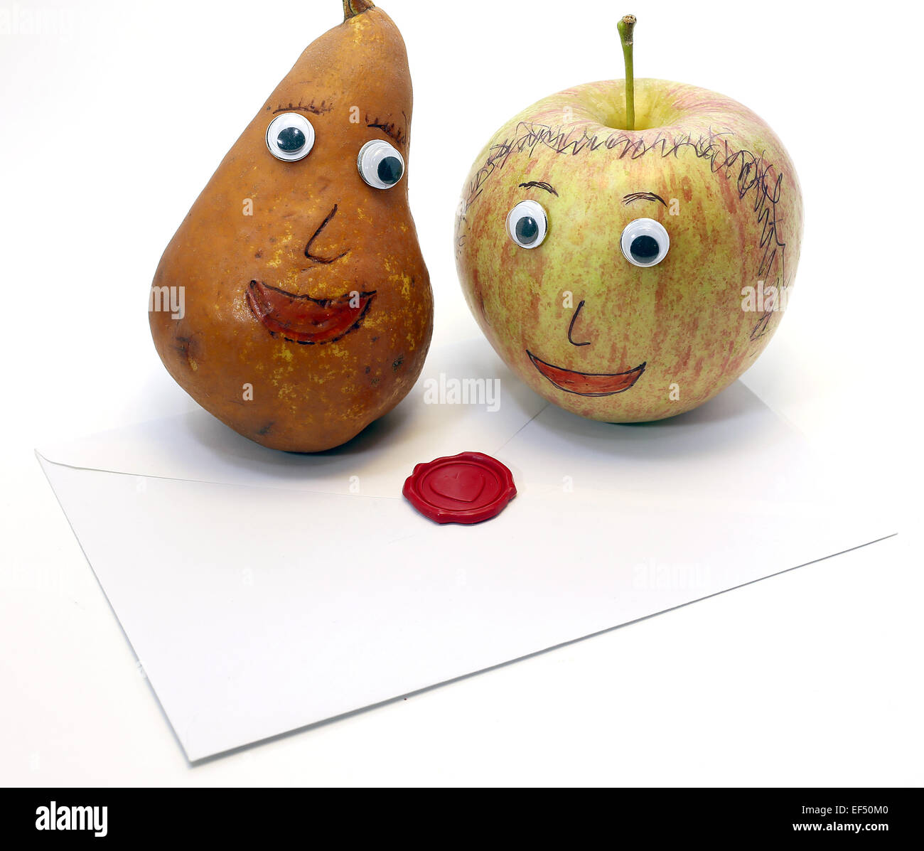 Fruits pomme et poire et la lettre avec le sceau de l'amour Banque D'Images