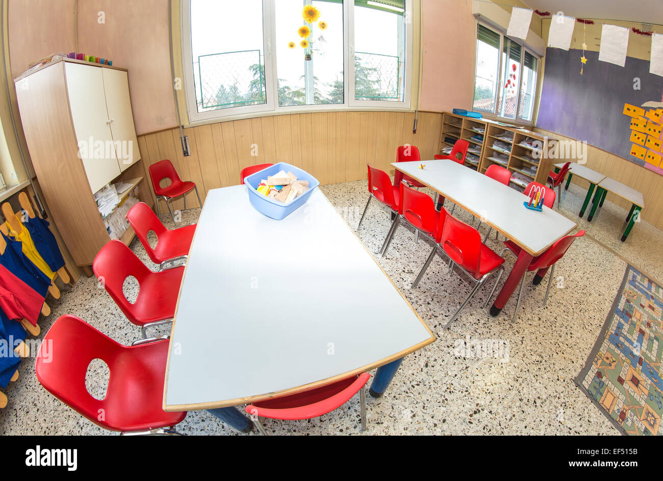 Nursery avec de petites chaises rouges et un petit bureau pour les enfants  Photo Stock - Alamy