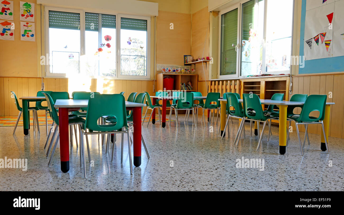 Les intérieurs de la classe de maternelle avec les chaises vertes et des enfants décorations Banque D'Images