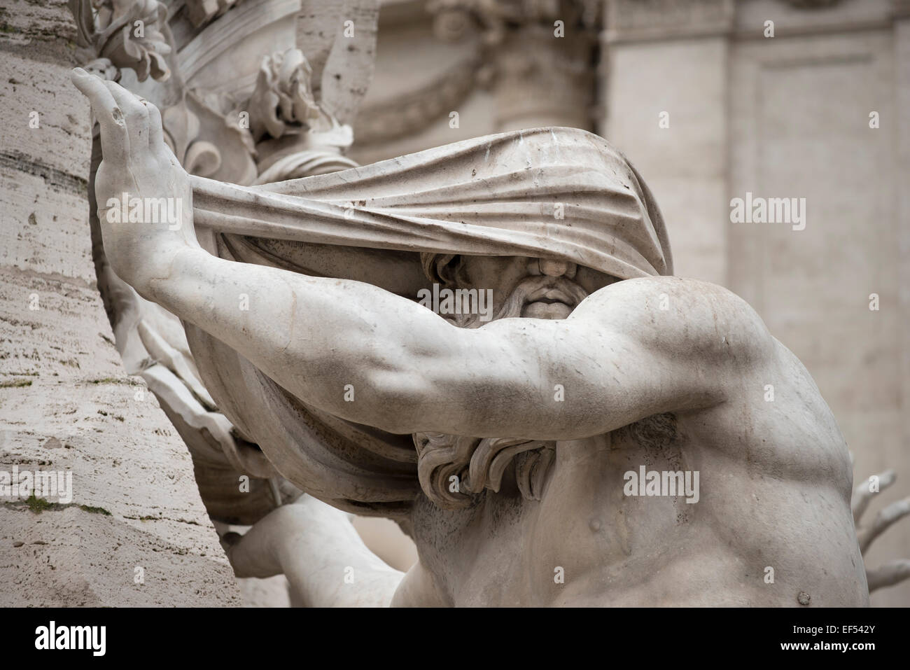 Rome. L'Italie. Détail de la Fontana dei Quattro Fiumi sur Piazza Navona montrant la sculpture représentant le Nil Banque D'Images