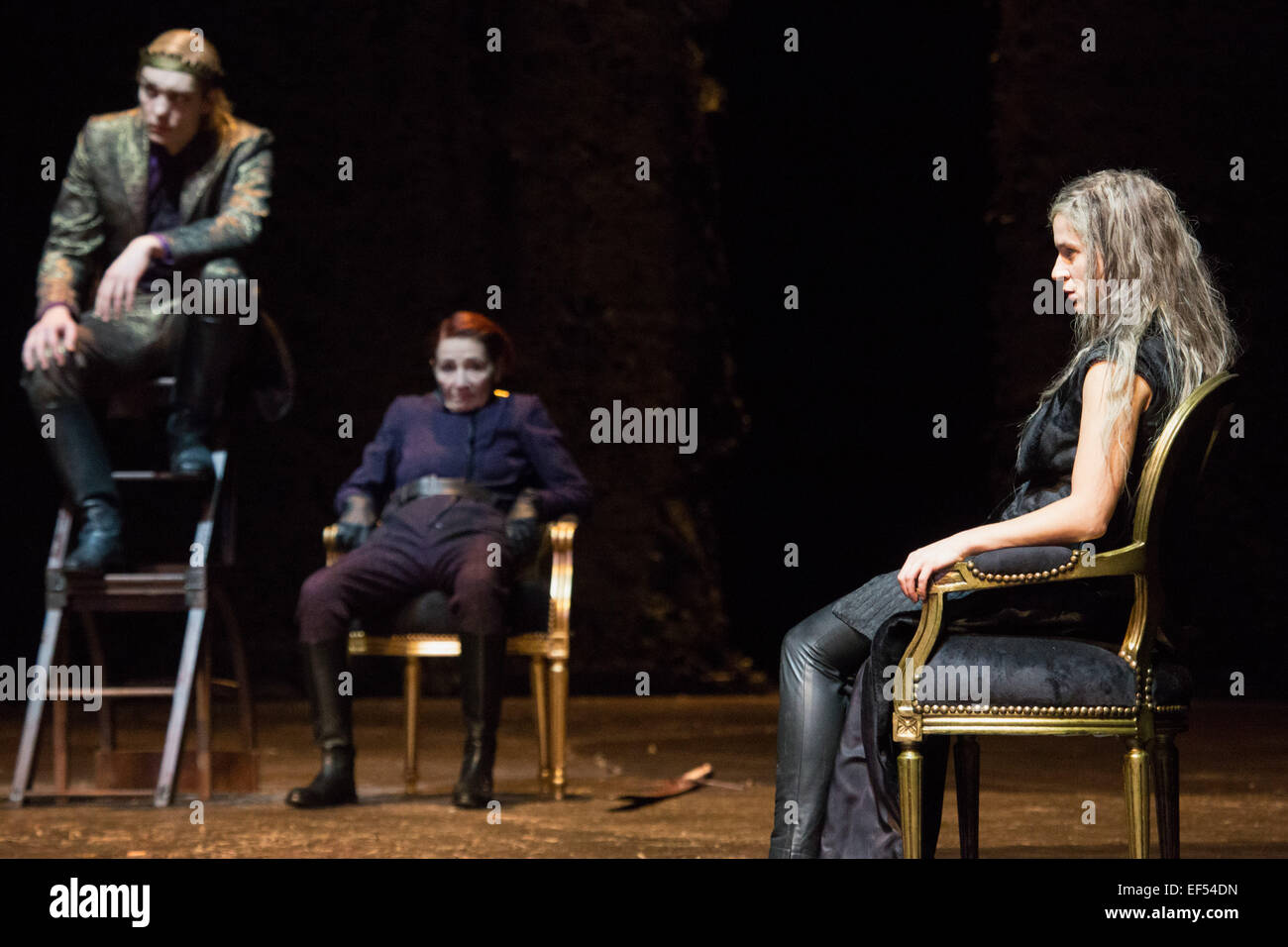 Basé sur Richard Wagner's 'Ring', le Hamburg Thalia-Theater ont organisé la deuxième partie de l'EPOS à propos du Nibelungen, Siegfried "" et "le crépuscule des dieux' le 17 janvier 2015. Acteurs principaux : Philipp Hochmair (Siegfried), Marina Galic (Brunhilde), et Rafae Banque D'Images