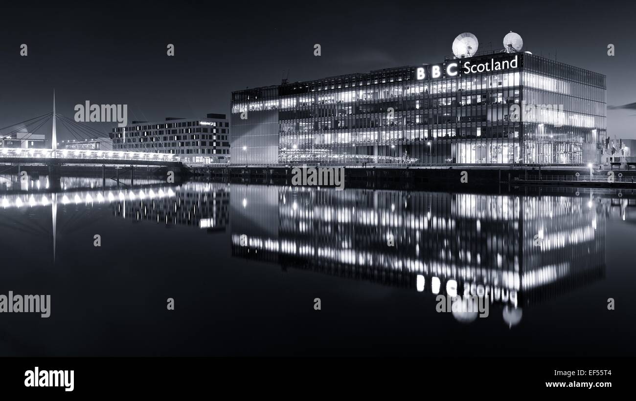 Une image en noir et blanc de la BBC Ecosse studio's à Glasgow à prendre le soir heure bleue Banque D'Images