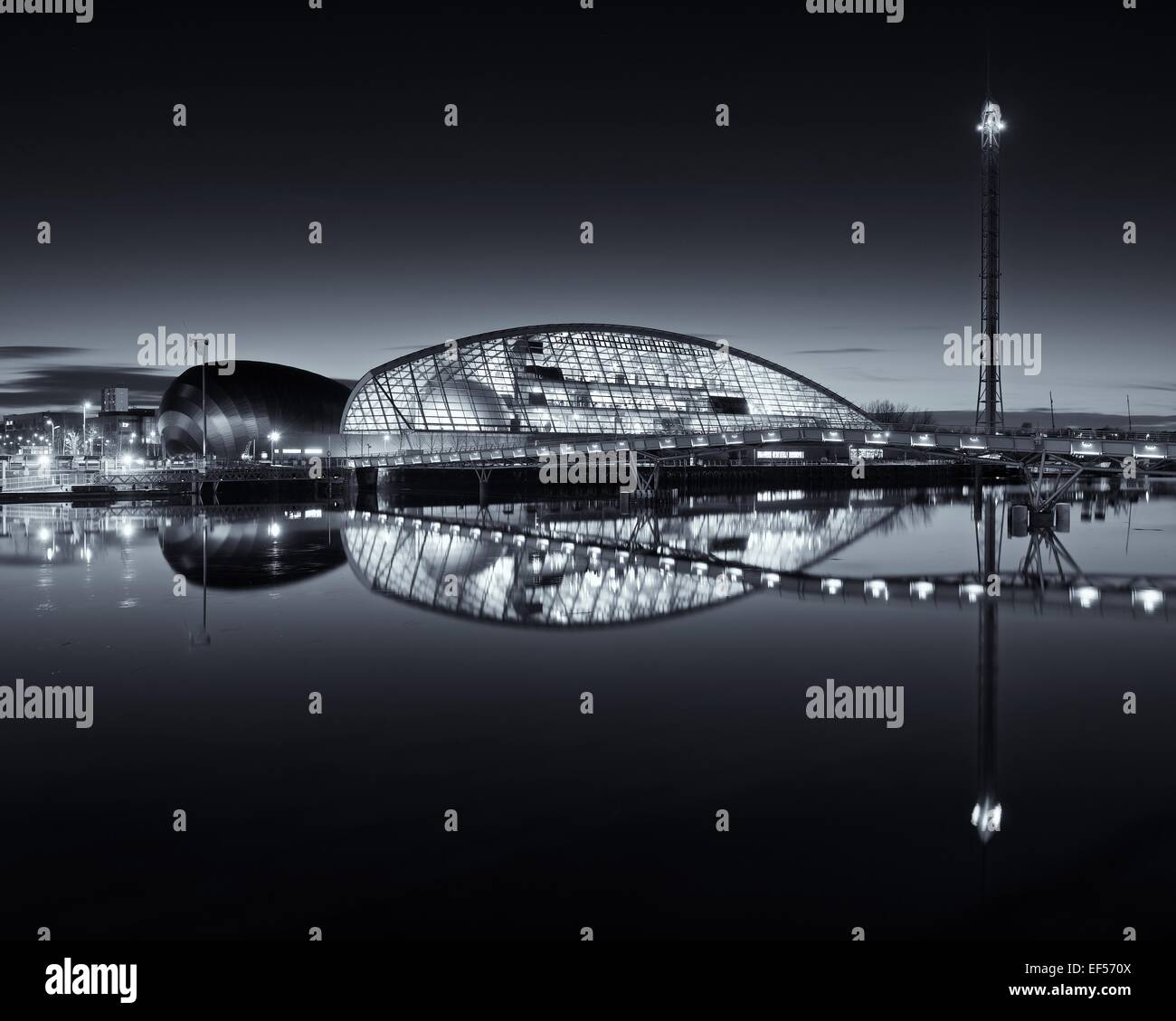 Une image couleur de la Glasgow Science Centre reflétée sur une rivière Clyde toujours prendre le soir heure de flou Banque D'Images