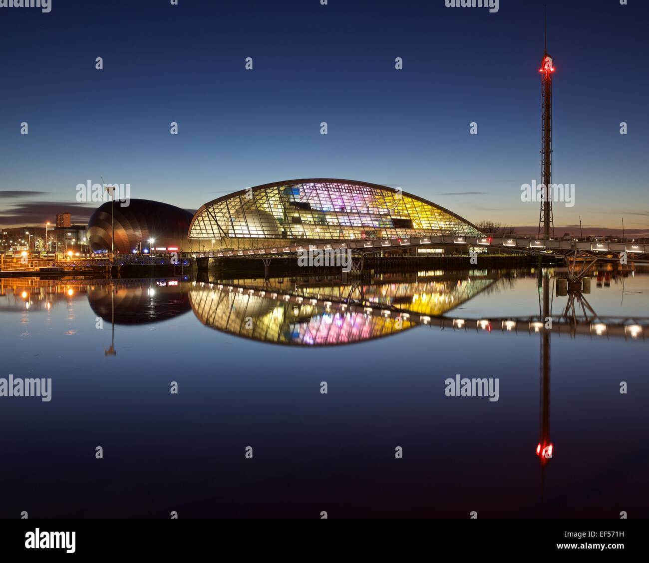 Une image couleur de la Glasgow Science Centre reflétée sur une rivière Clyde toujours prendre le soir heure de flou Banque D'Images