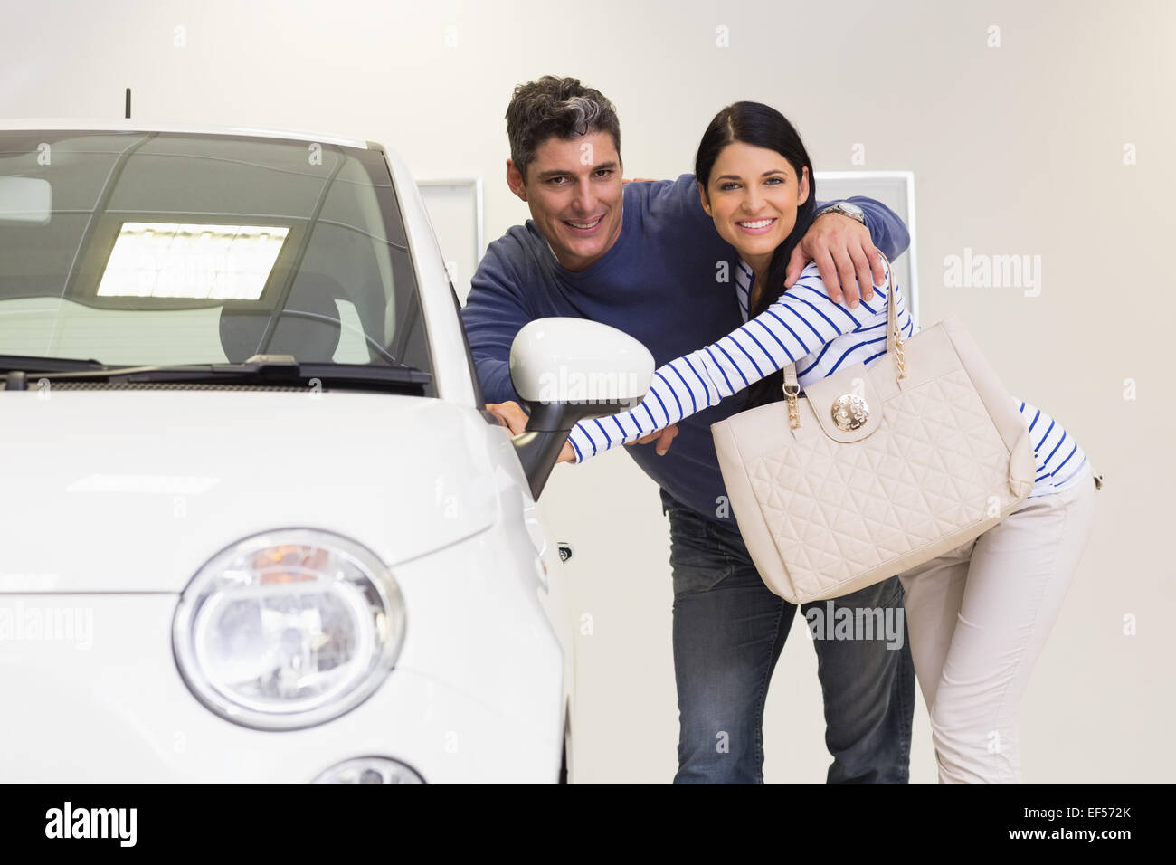 Smiling couple à l'intérieur d'une voiture Banque D'Images