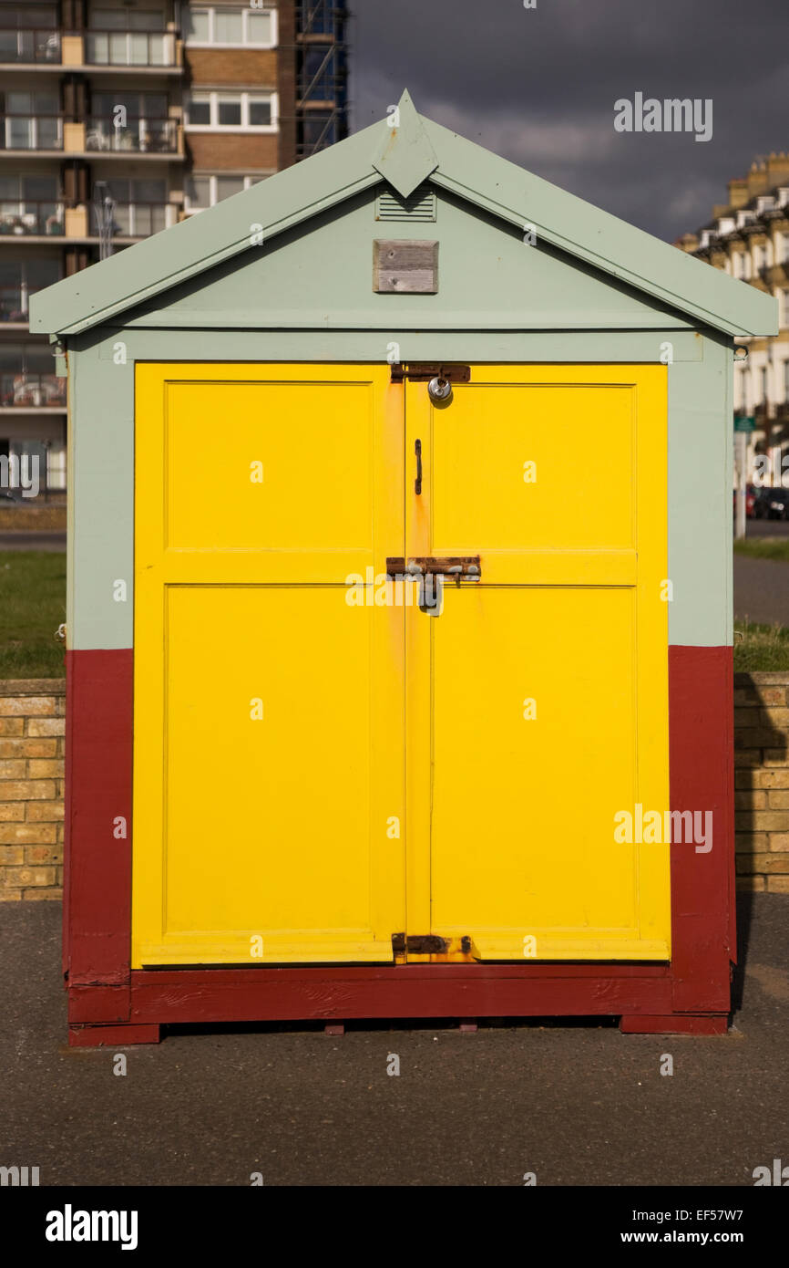 Cabane de plage jaune vif sur le front de mer, Brighton & Hove, Angleterre Banque D'Images