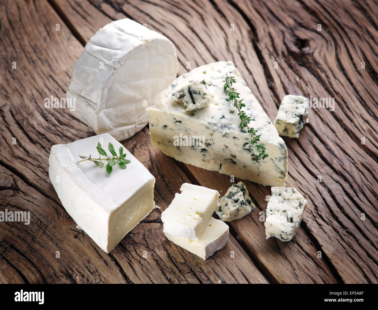 Groupe d'un fromage à moisissures sur vieille table en bois. Banque D'Images