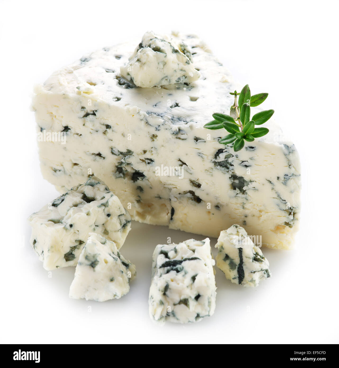 Tranches de fromage bleu danois sur fond blanc. Banque D'Images