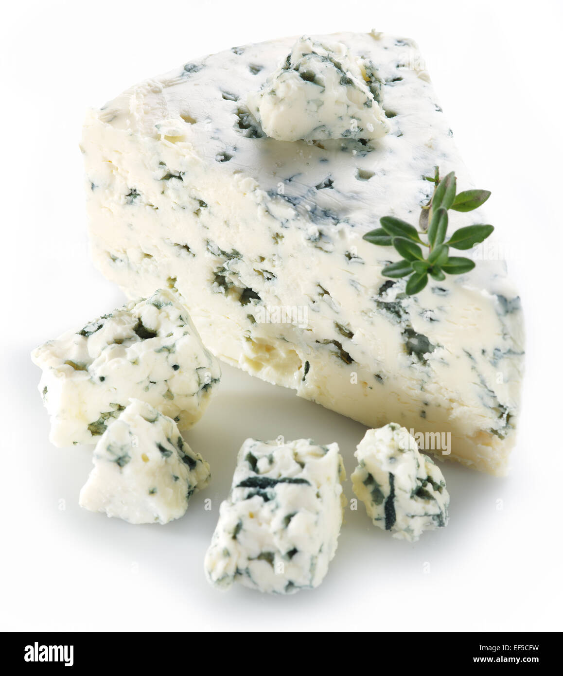 Tranches de fromage bleu danois sur fond blanc. Banque D'Images